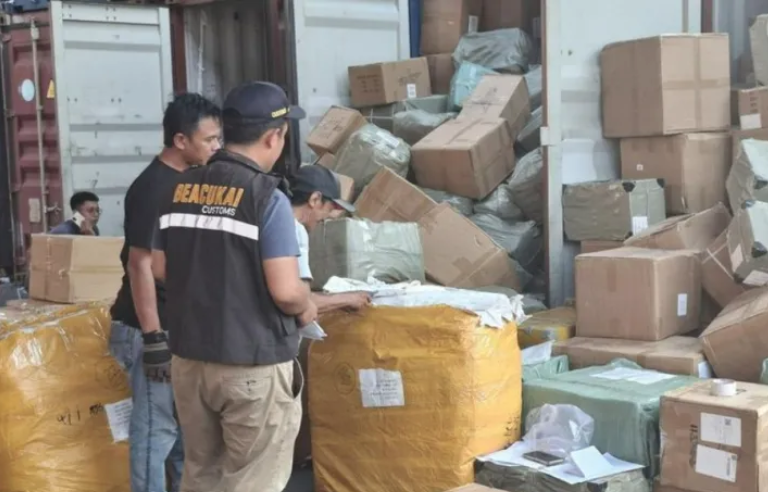 雅加达港口积压集装箱货物多来自中国